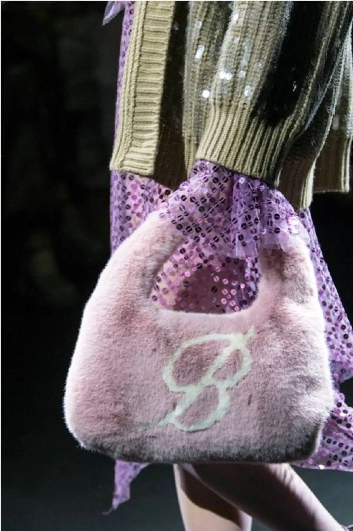 حقيبة يد فرو لخريف وشتاء 2022 من بلومارين Blumarine