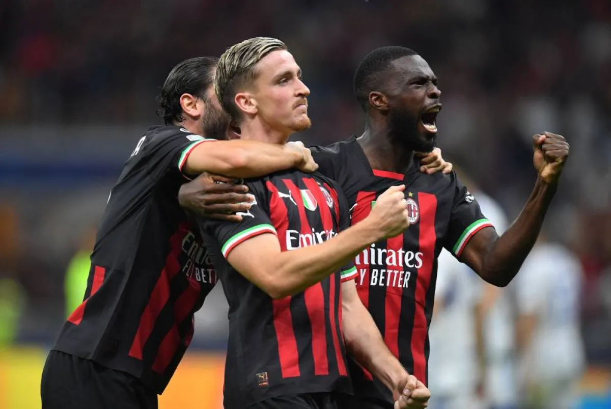 صورة سايليماكرز لاعب ميلان يحتفل مع زملائه في الفريق 