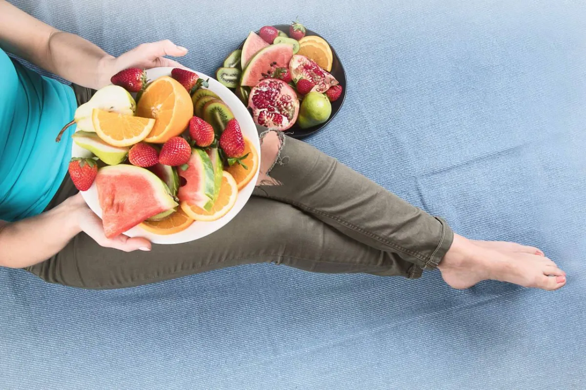 صورة لامرأة تتناول الأكل الصحي