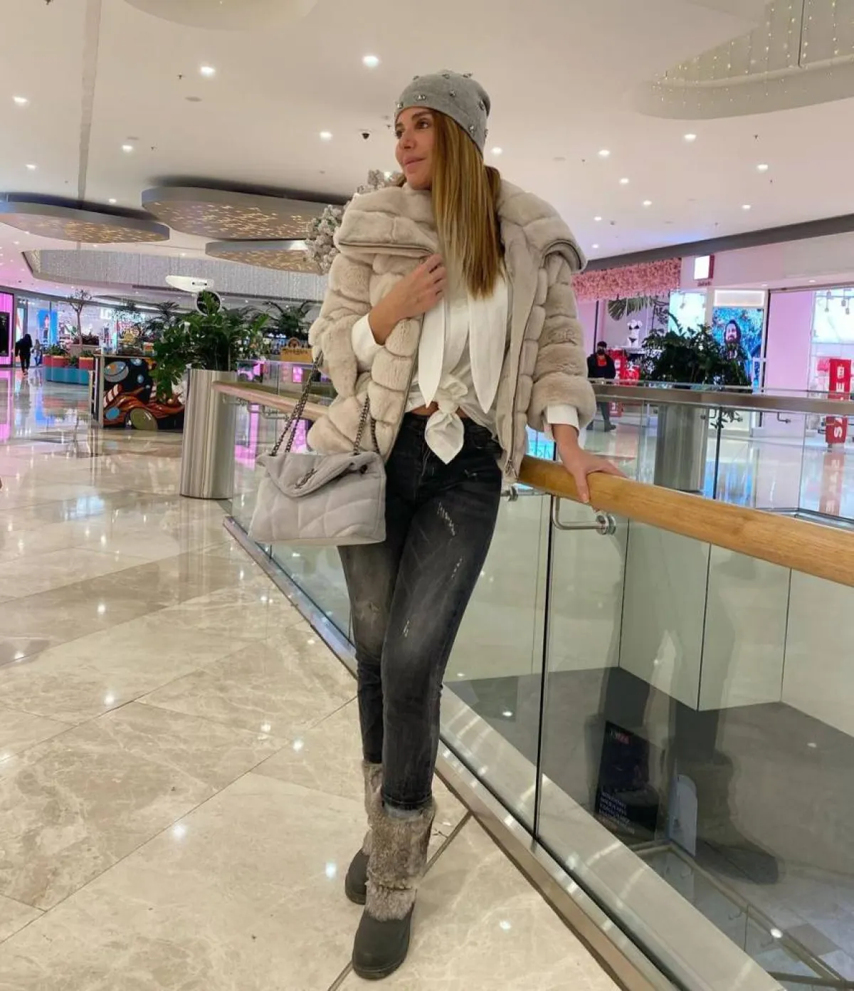 ريتا حرب بطاقم كاجوال أنيق