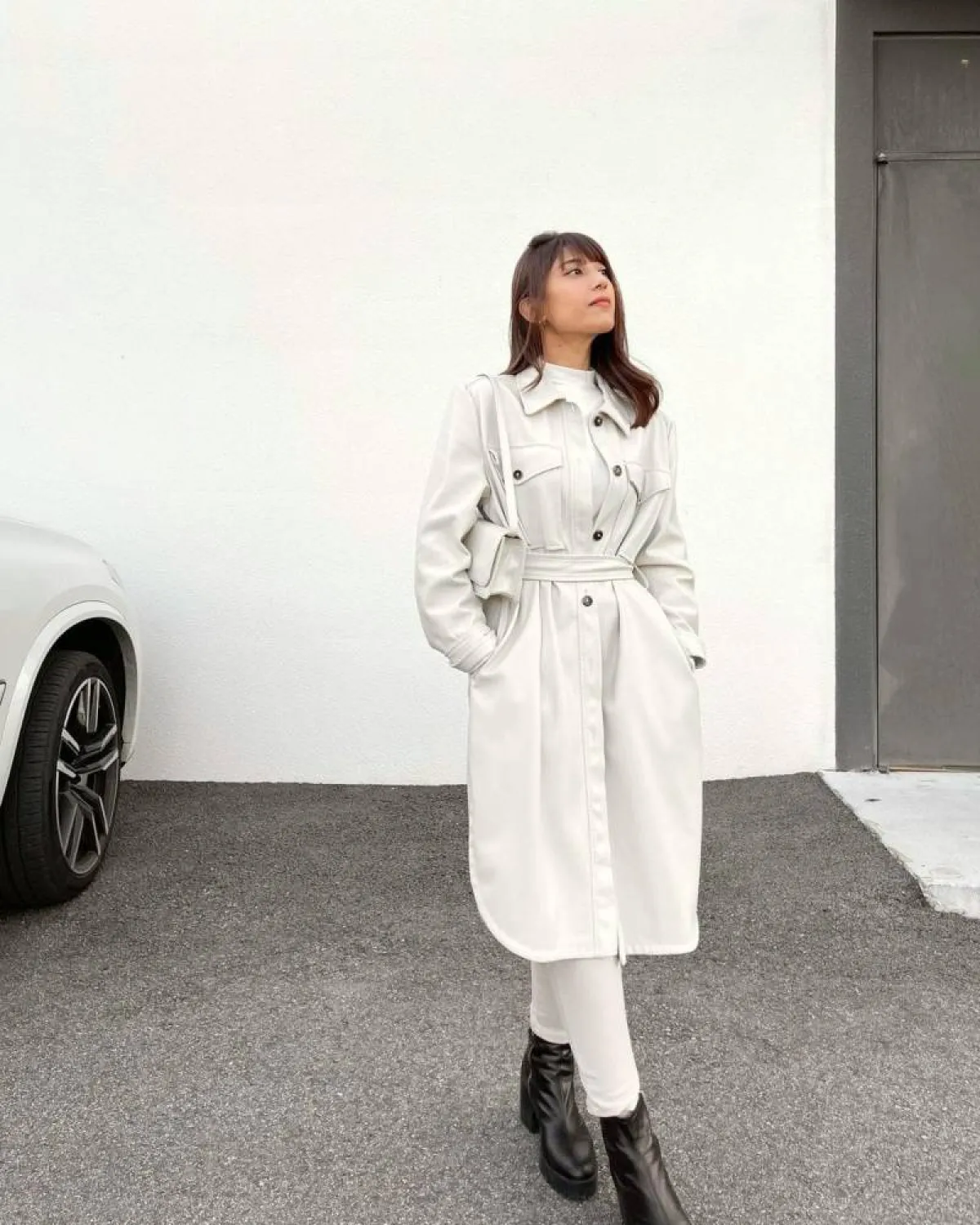 زينب البلوشي ببالطو طويل باللون الأبيض 