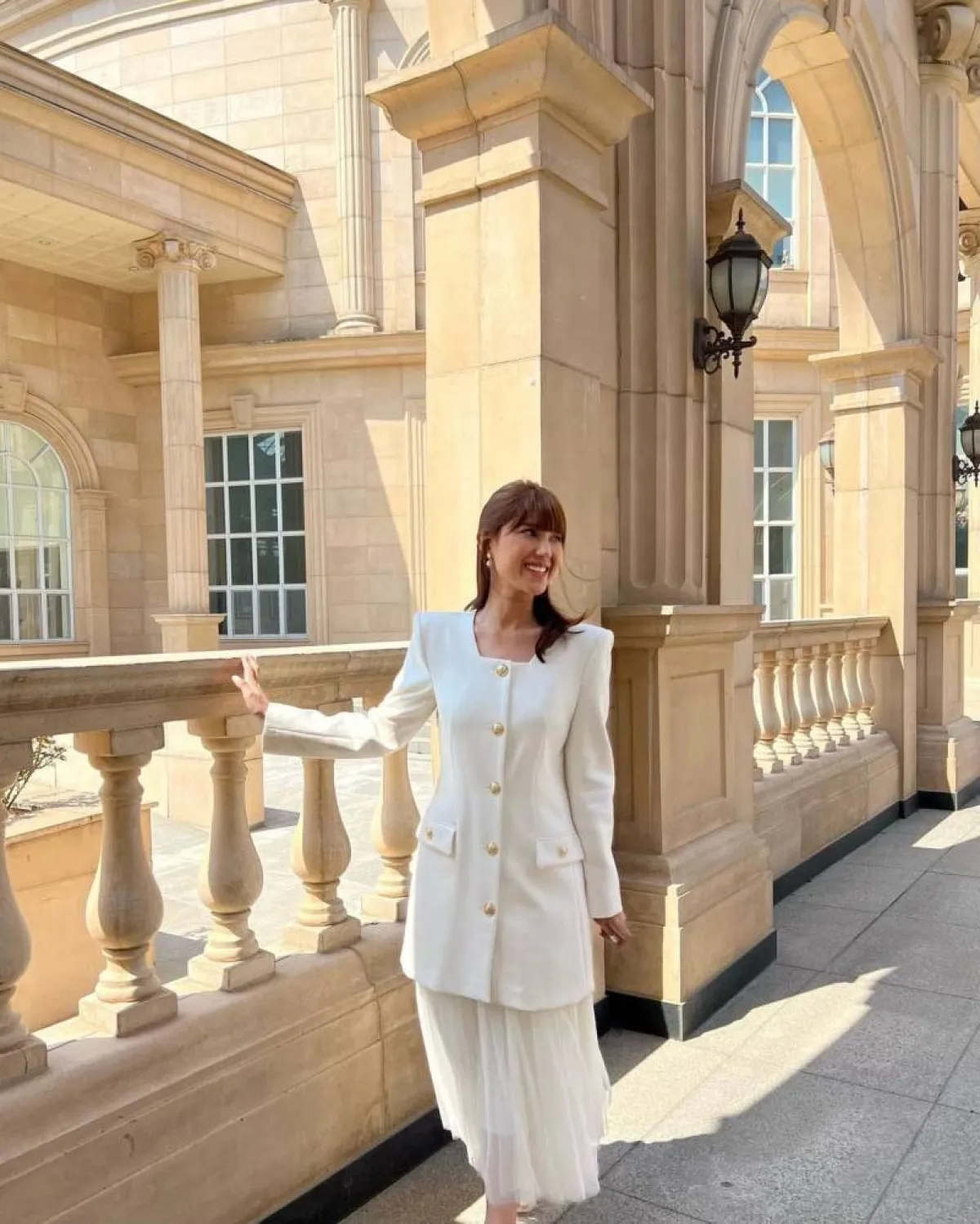 زينب البلوشي بطقم كلاسيكي باللون الأبيض 