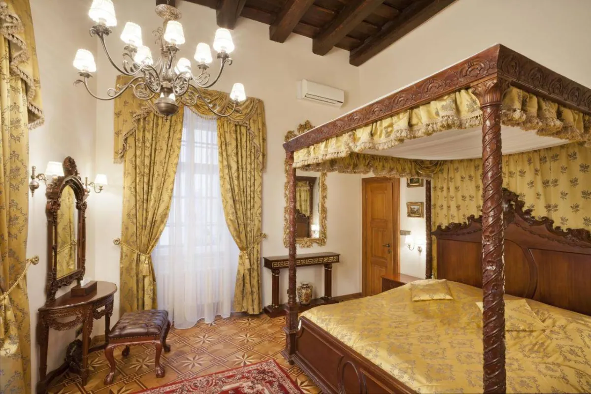 الخشب المحفور يهيمن على دواخل غرف فندق يو برنس