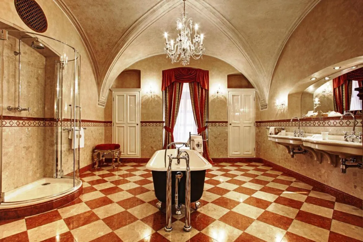 لقطة لأحد الحمامات في غرف فندق وسبا ألكيميست غراند