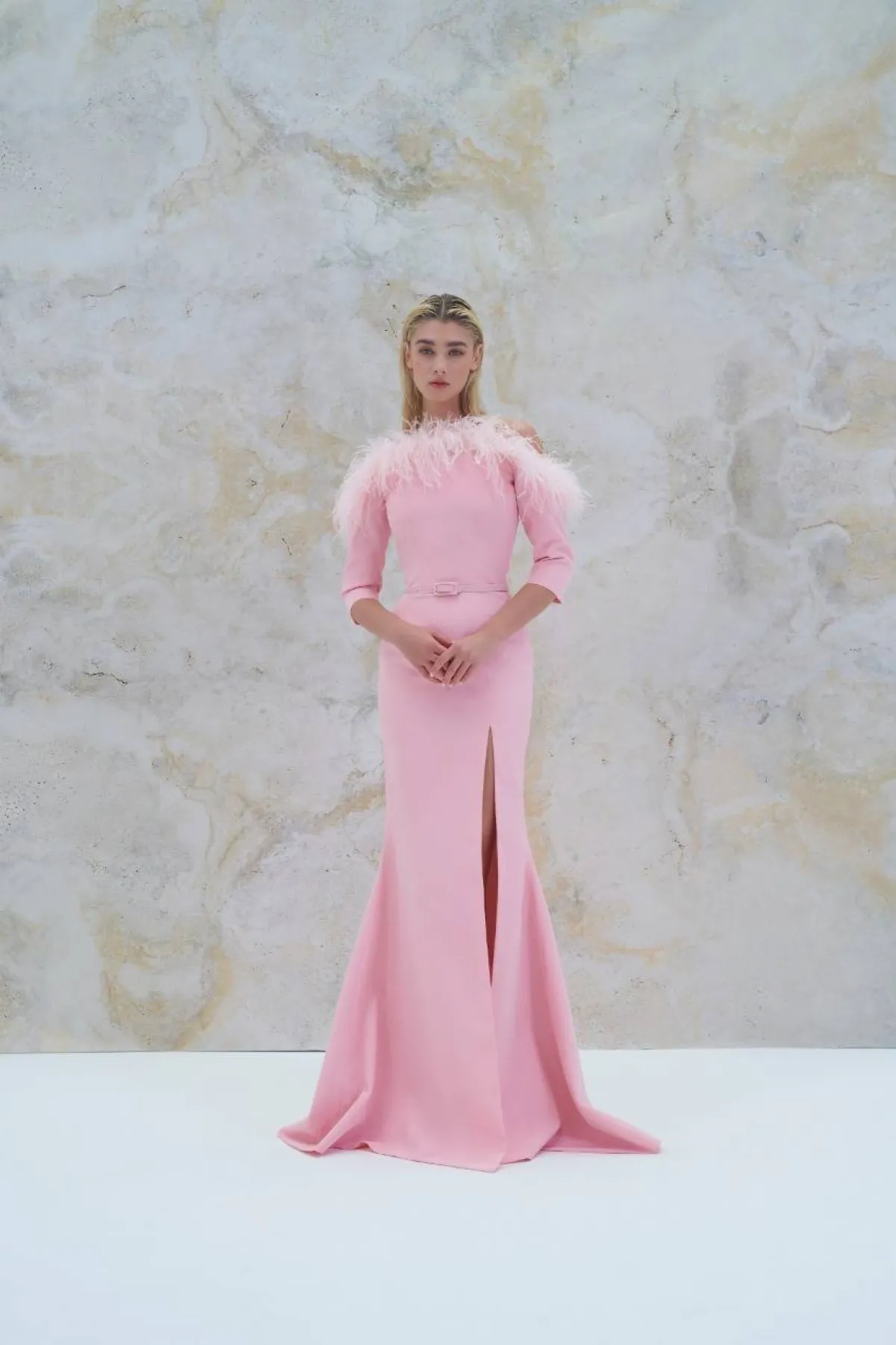 فستان سواريه طويل باللون الوردي من رامي العلي Rami Al Ali