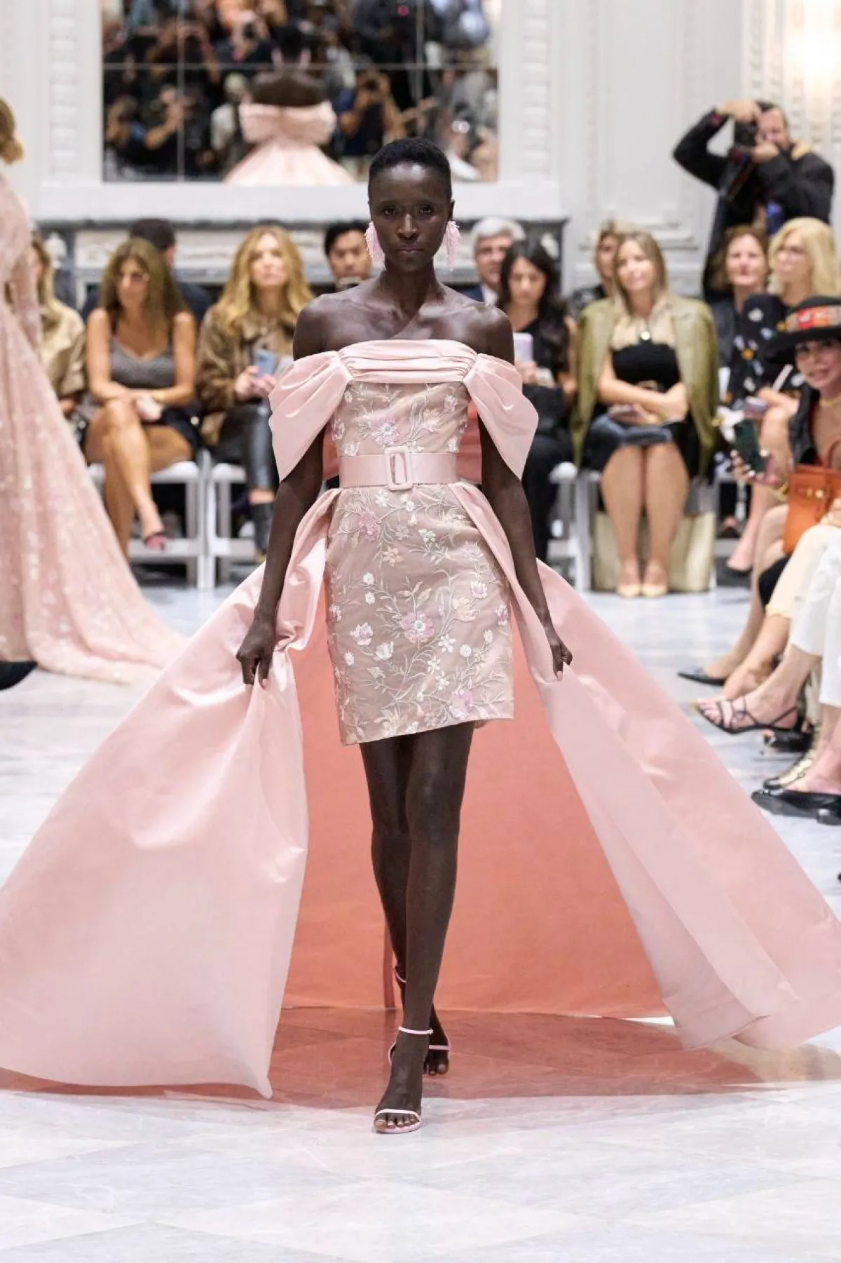 فستان سواريه طويل باللون الوردي من دينيس باسو Dennis Basso