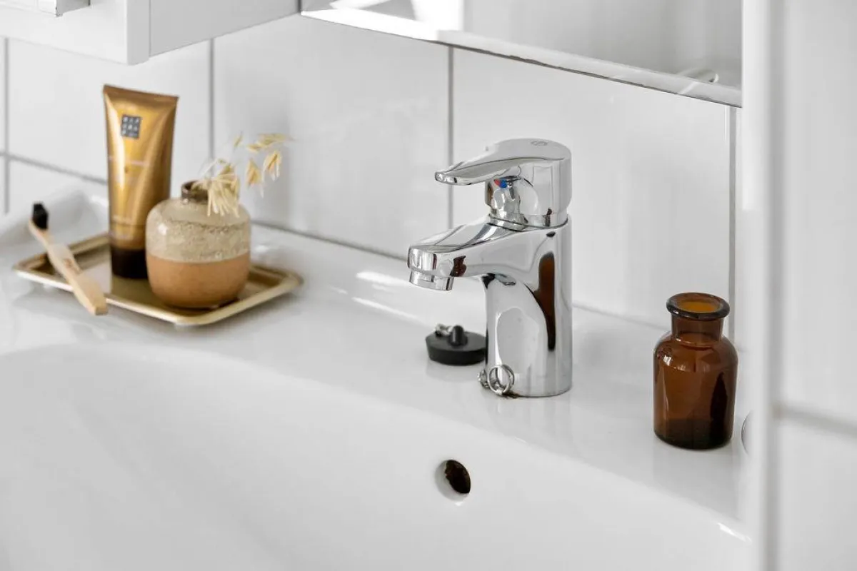 من الهامّ شطف الملابس بماء الصنبور البارد