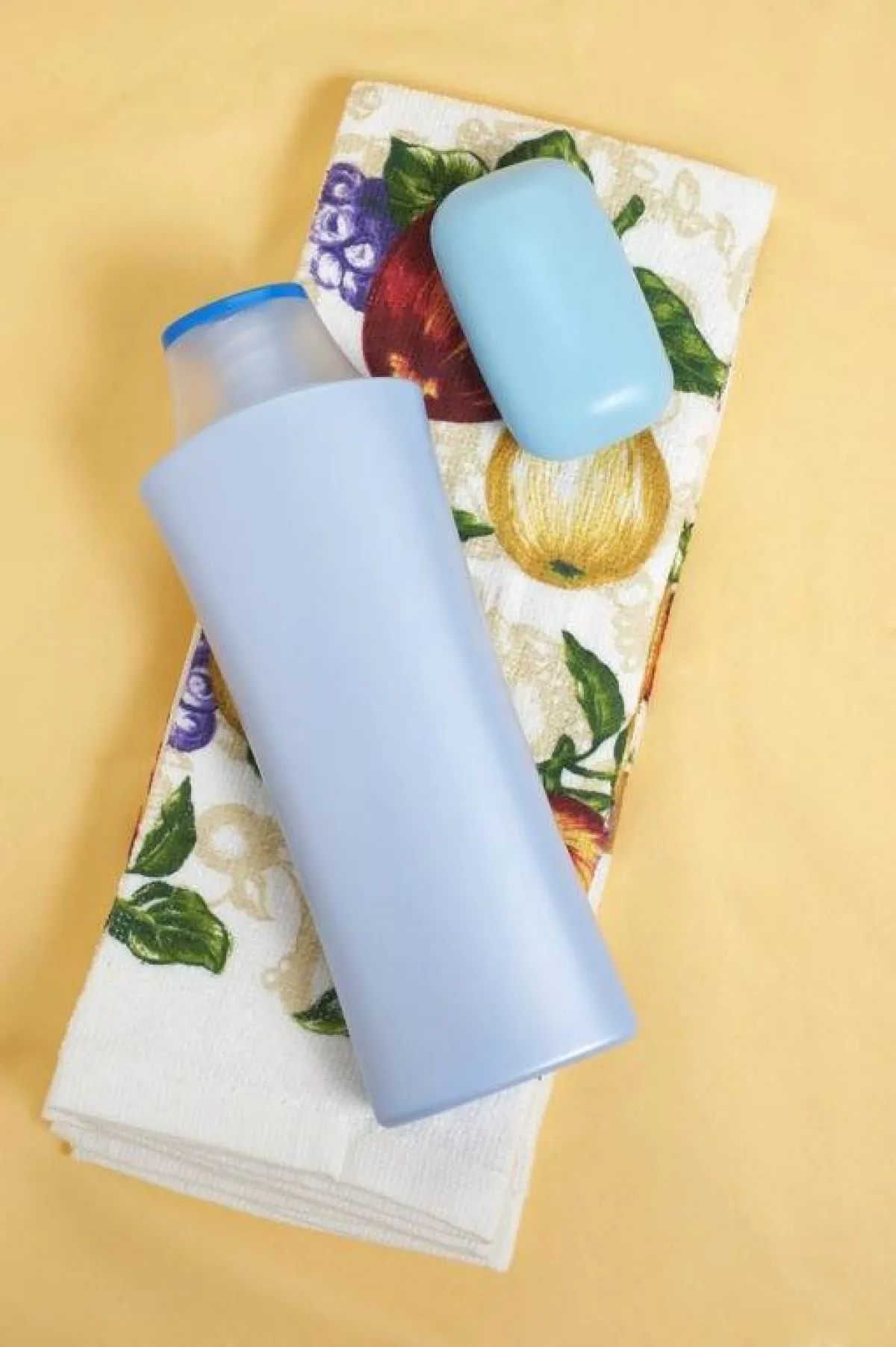 شامبو الشعر ومنشفة وقطعة من الصابون