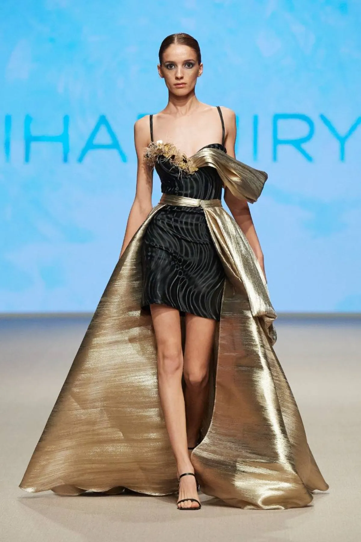 فستان سهرة طويل باللون الذهبي من إيهاب جريس Ihab Jiryis