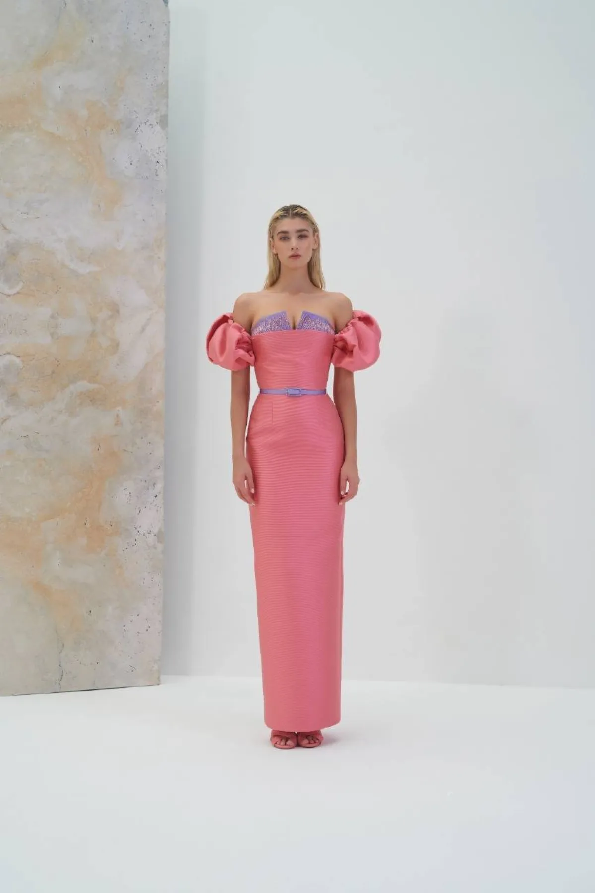 فستان سهرة طويل باللون الوردي من Rami Al  Ali