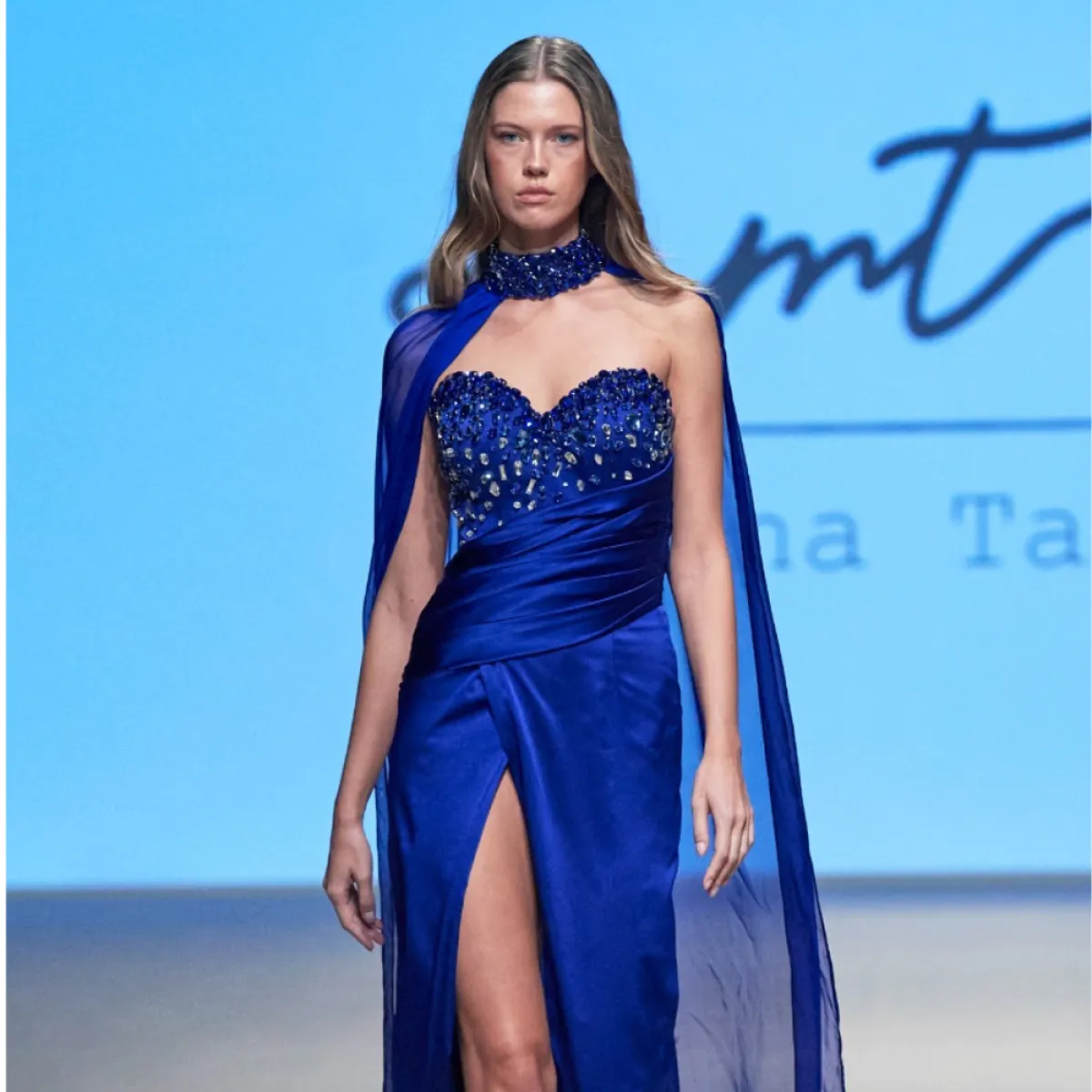 فستان سهرة طويل باللون الأزرق من مينا تلال Mena Talal