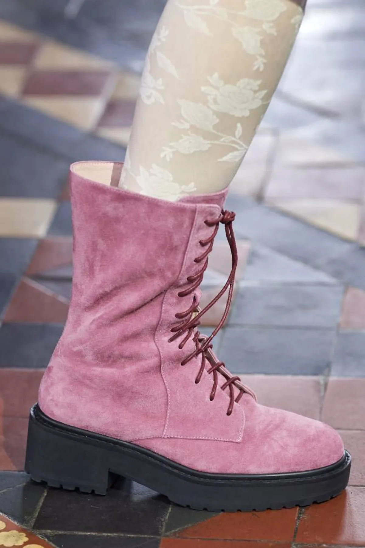 حذاء باللون الزهري من بورا أكسو Bora Aksu