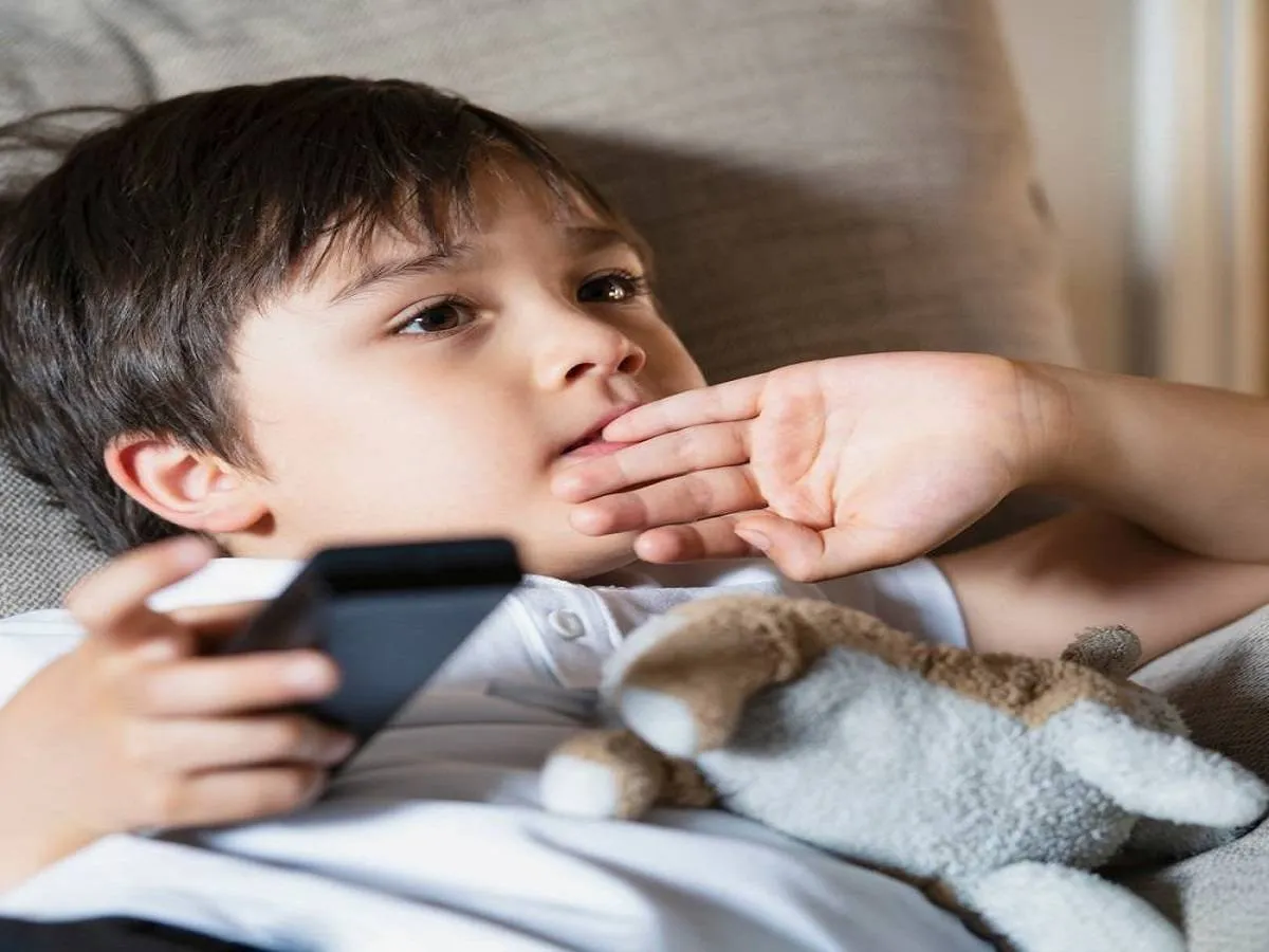 صورة لطفل يشاهد التلفاز