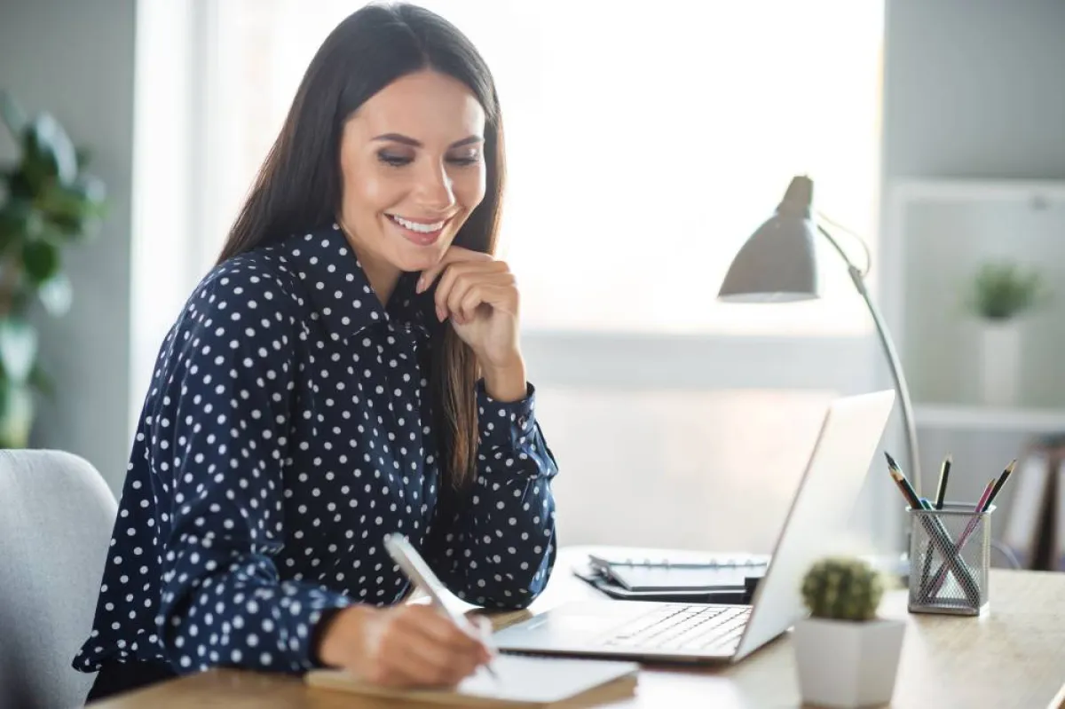 موظفة تؤدي عملها