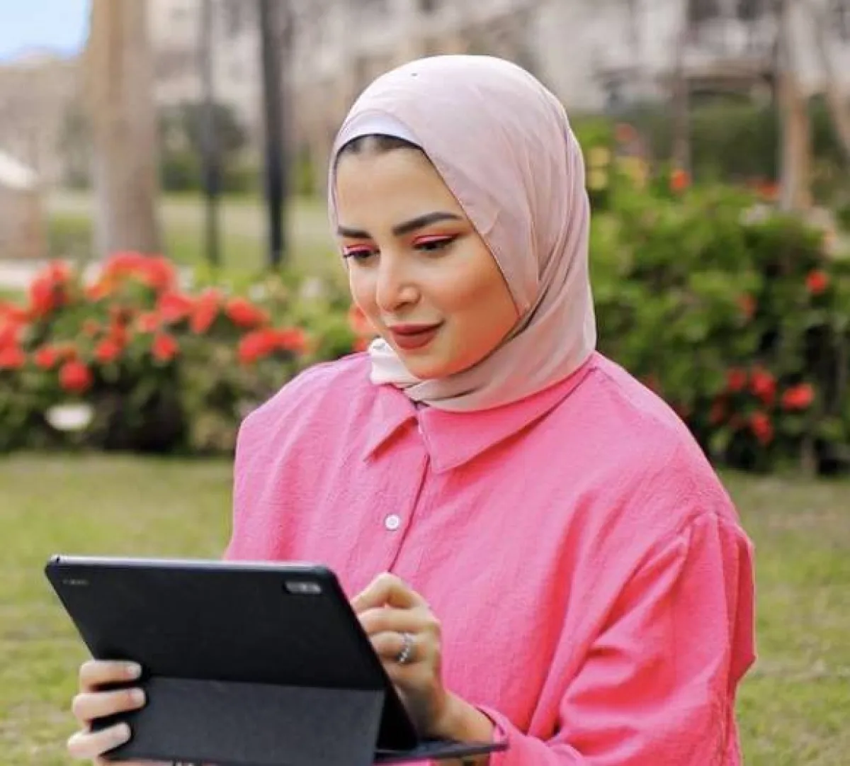 جهاد البنا بإطلالة اللون الوردي