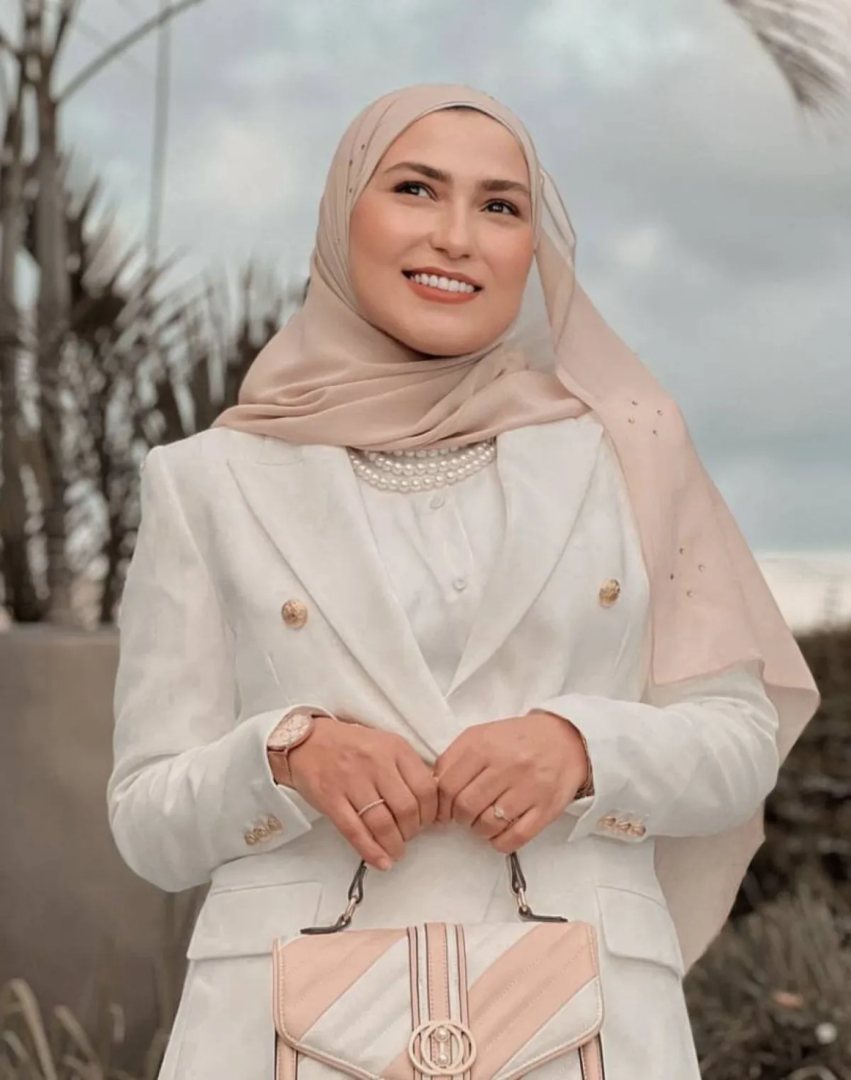 الحجاب الوردي لإطلالات العمل من وفاء عز الدين