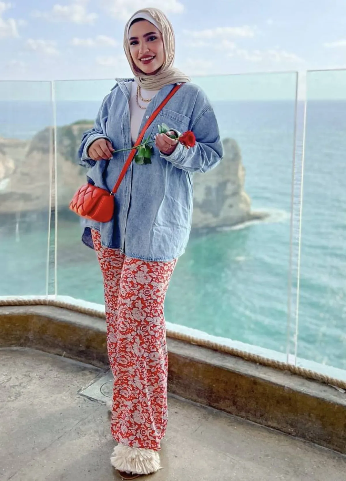 دينا رزق باطلالة حيوية