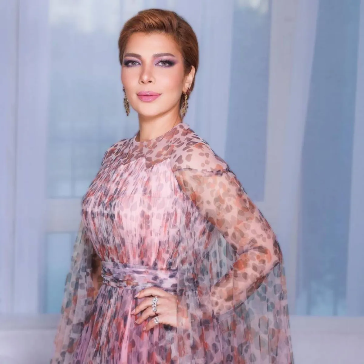 أصالة نصري بأقراط طويلة مرصوفة بالياقوت الأحمر