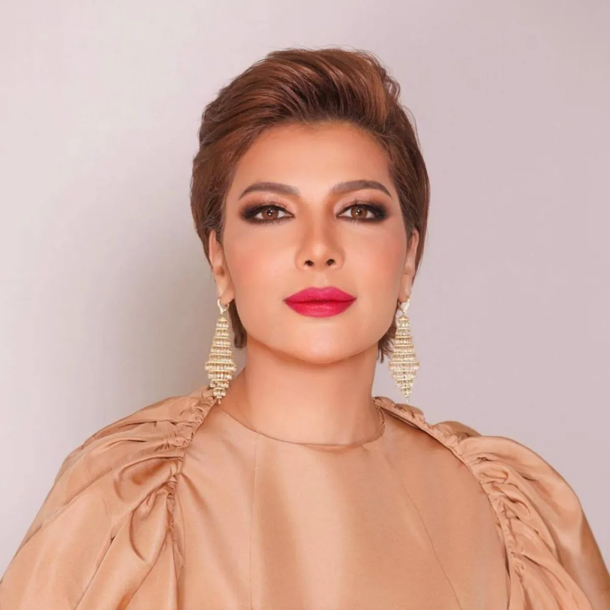 أصالة نصري بطقم فخم من الذهب الأصفر المرصوف بالألماس