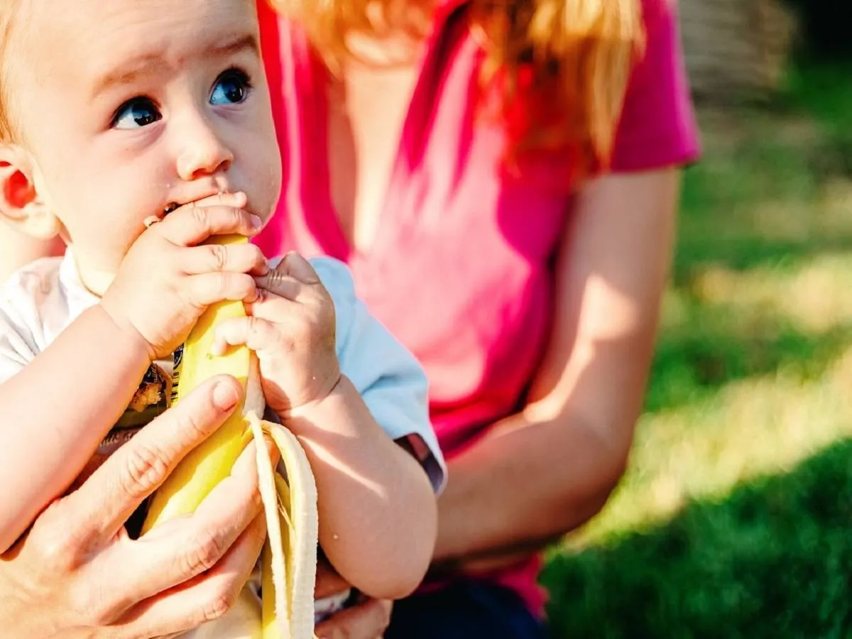 صورة لطفل يتناول الموز