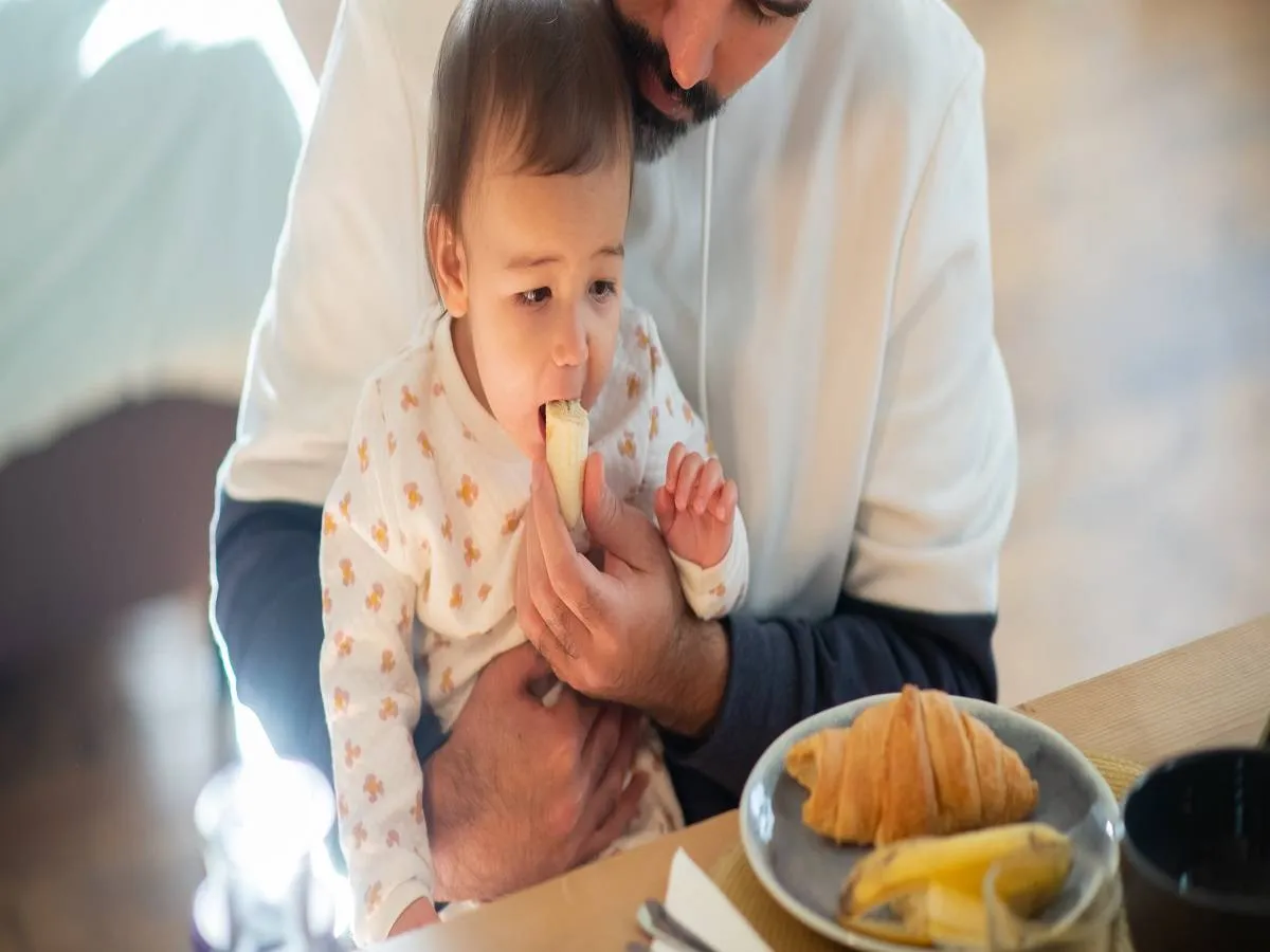 صورة لأب يعطي طفله الموز