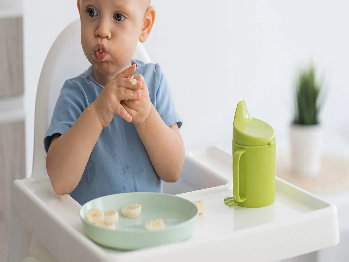 صورة لطفل يتناول الموز