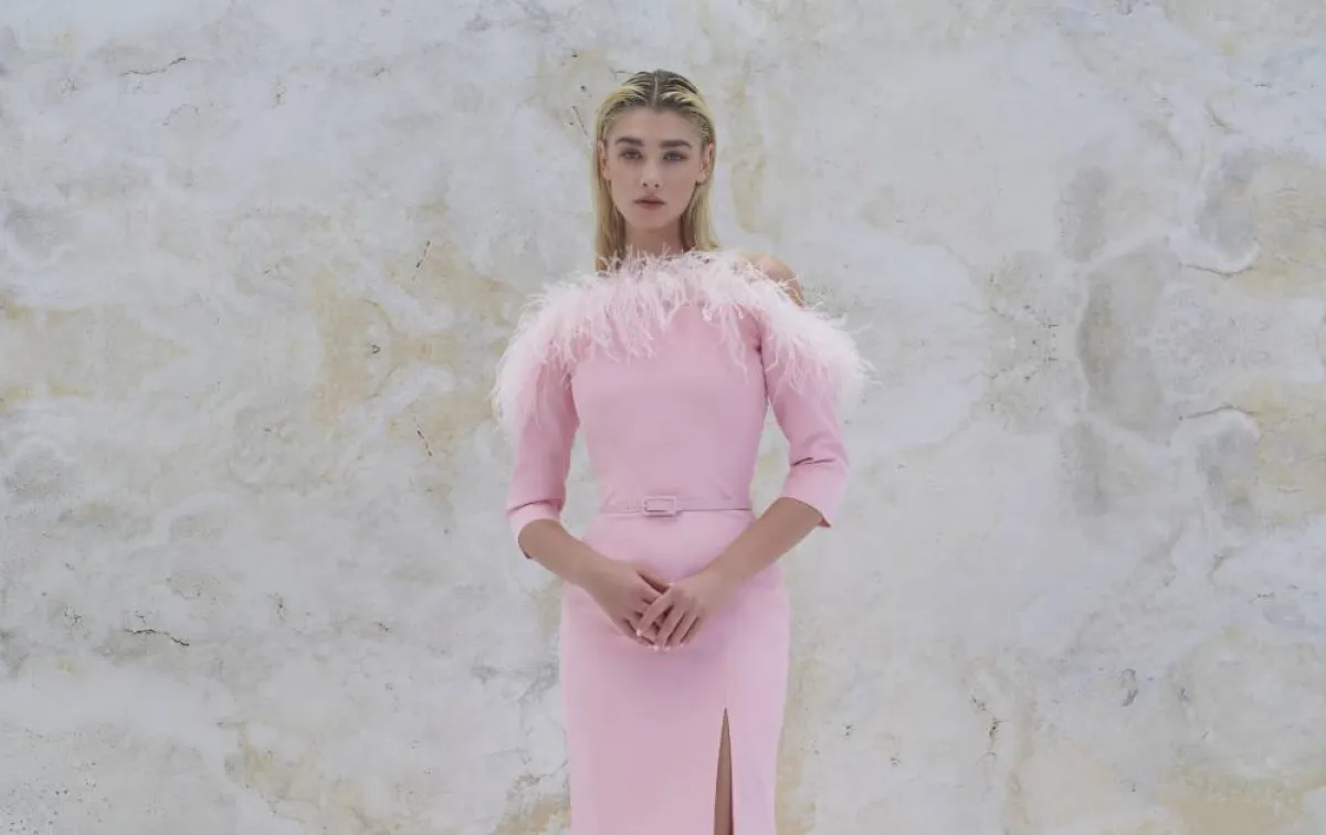 موديلات فساتين باللون الوردي الناعم