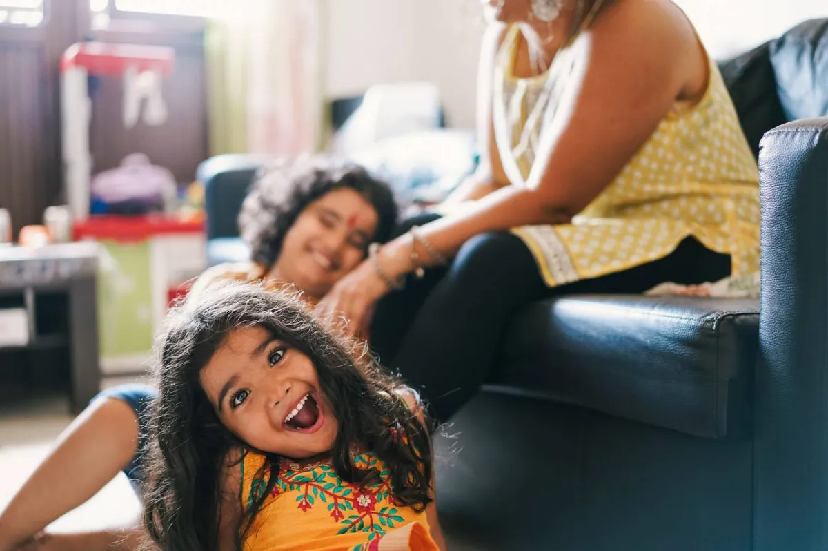 صورة لأم تلعب مع أطفالها