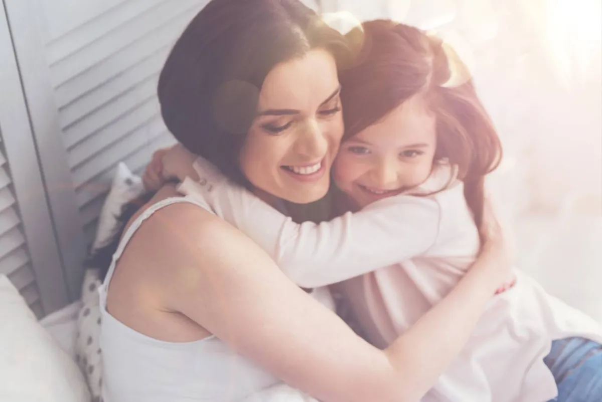 الأم تعانق طفلتها