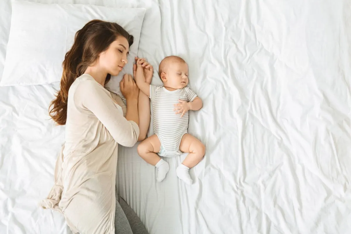 صورة لنوم الأم بجانب المولود