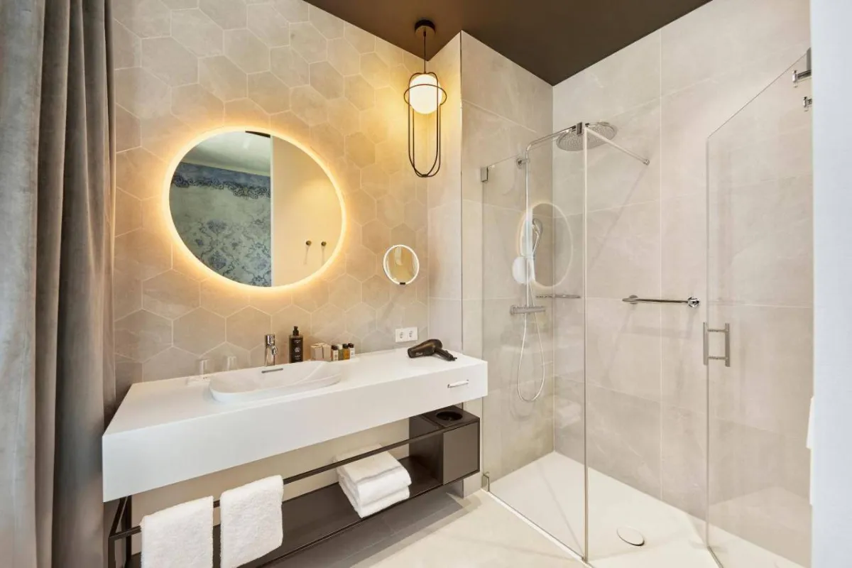 حمامات عصرية فخمة في فندق هايبريون سالزبورغ