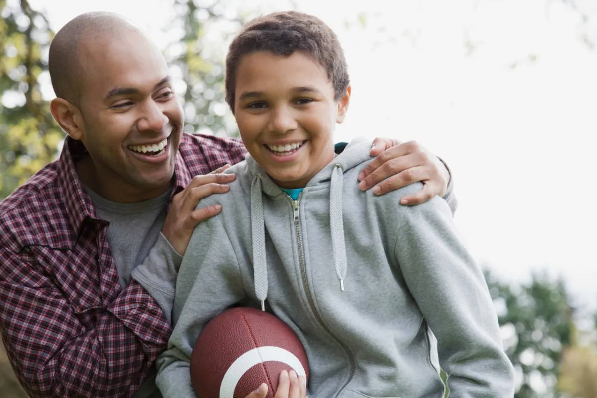 صورة لأب يلعب مع ابنه