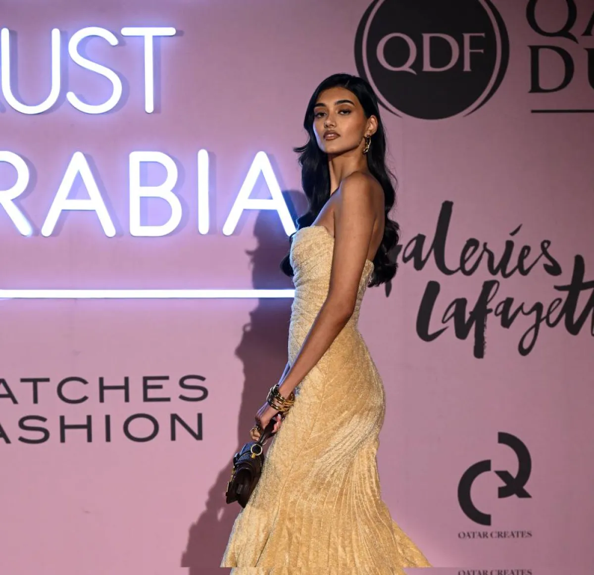  العارضة البريطانية نيلام جيل ترتدي الفستان الأصفر الكريمي