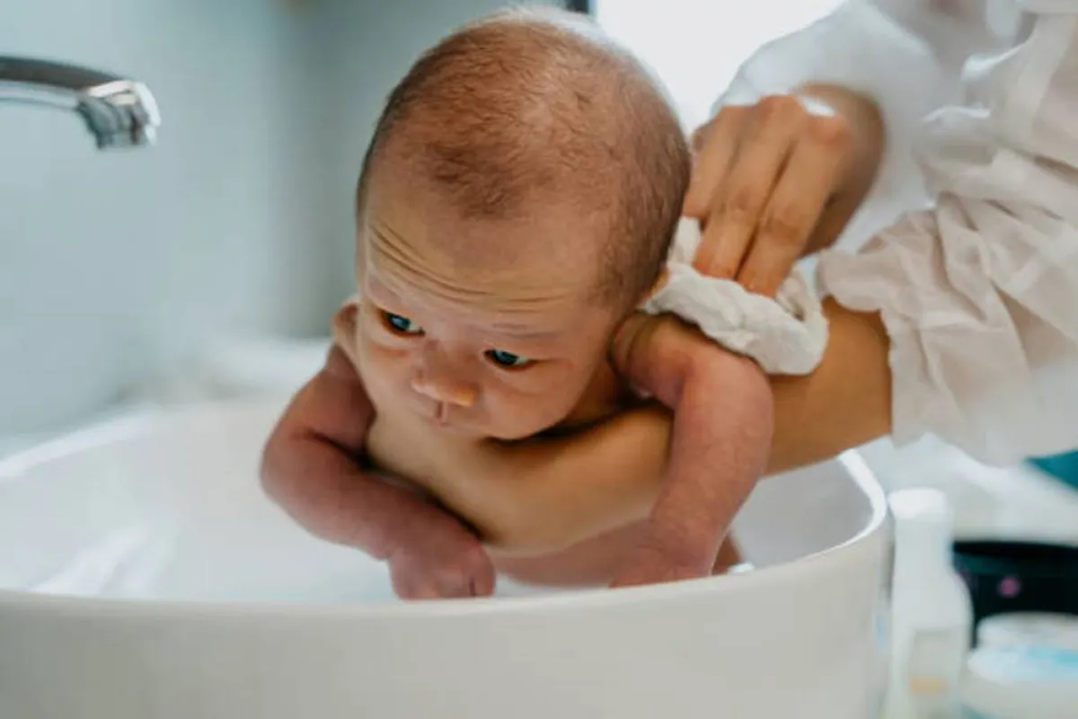 صورة لمولود يحصل على عناية بجسمه