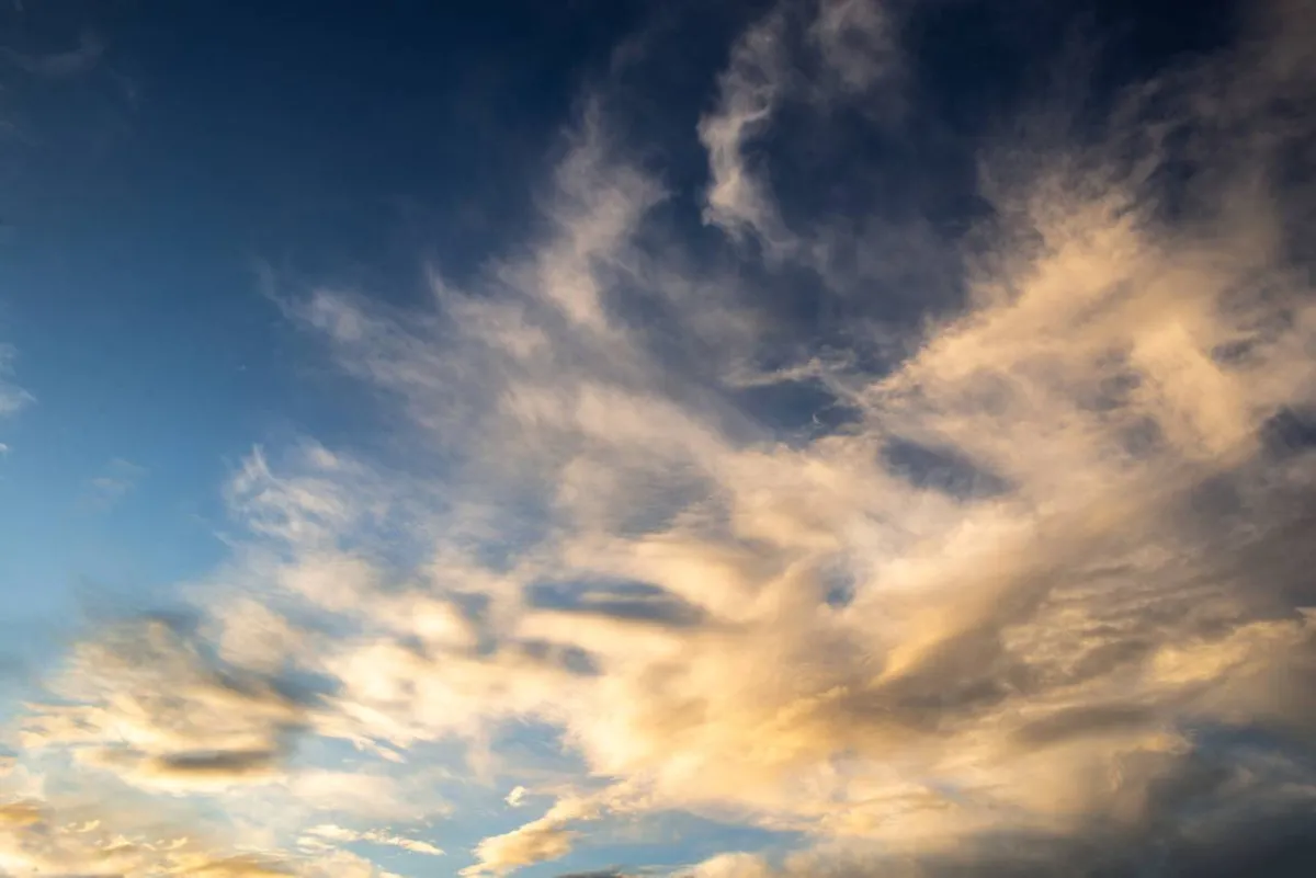 صورة للسحاب في الليل