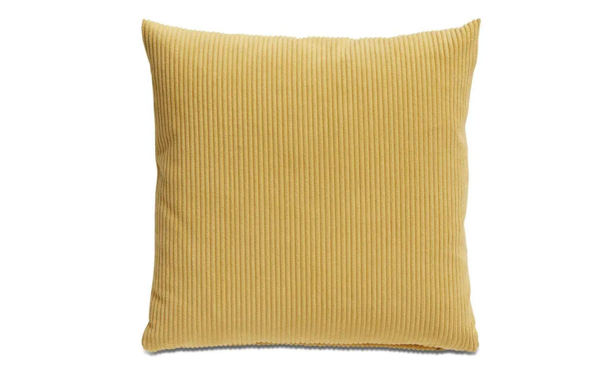 وسادة مُغلّفة بنسيج باللون الأصفر الفاتح