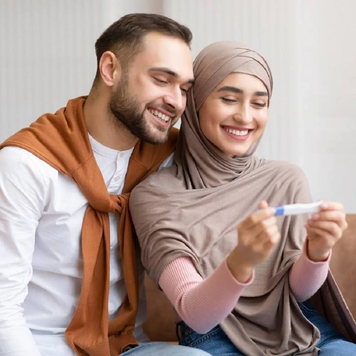 صورة لزوجين واختبار حمل