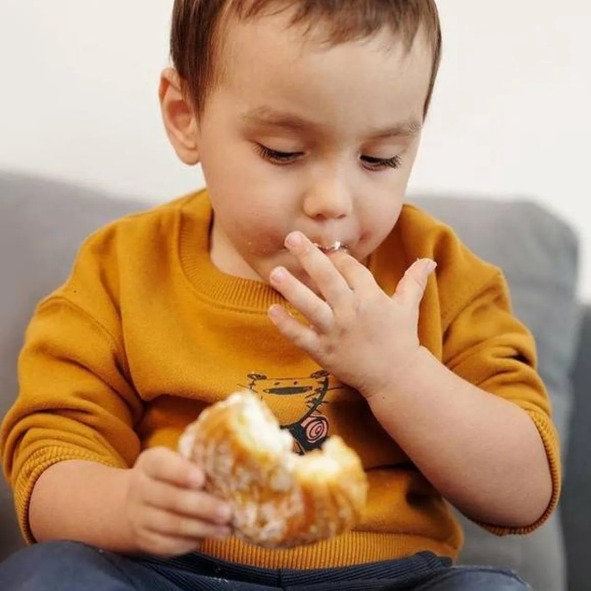 صورة لطفل يتناول العيش..حبوب القمح