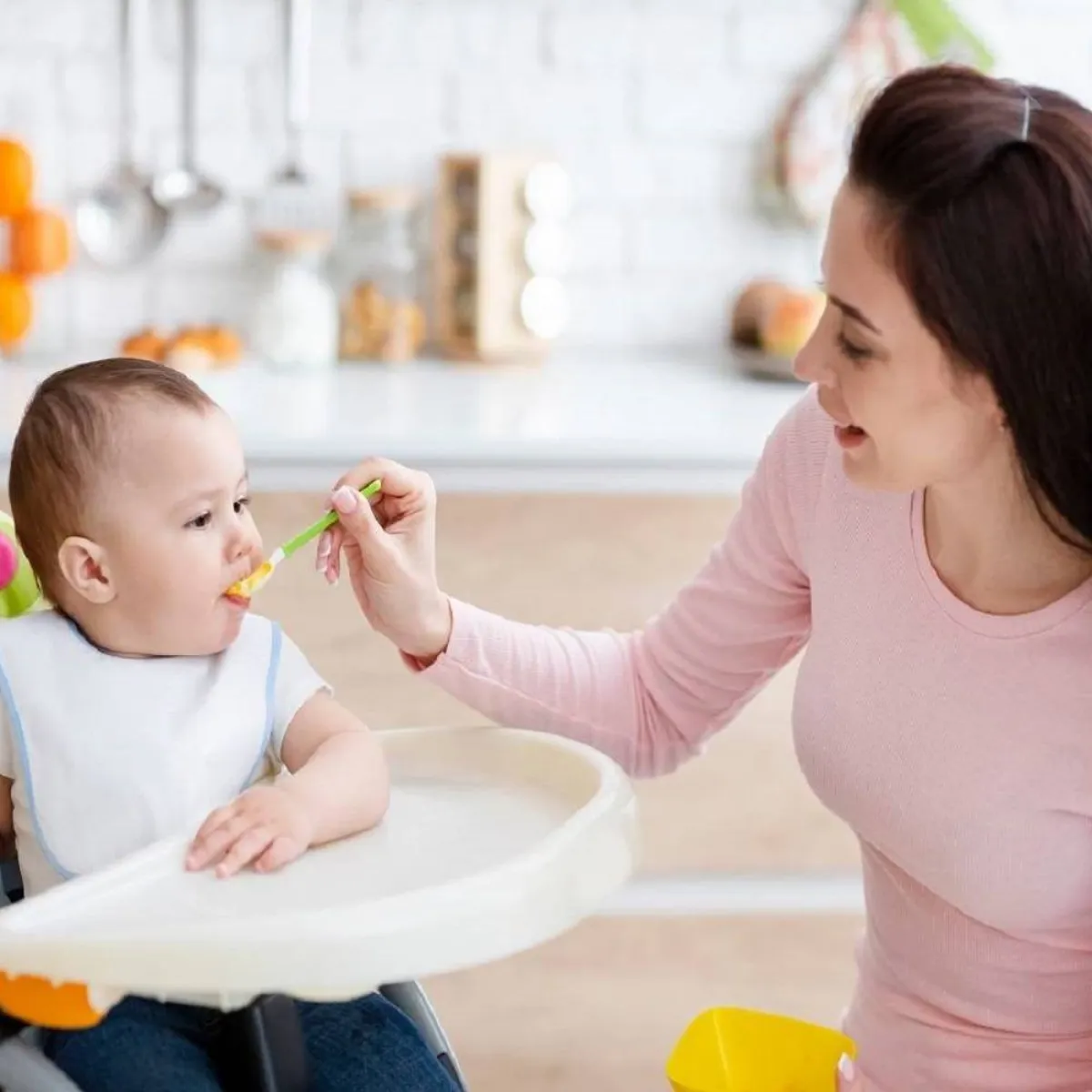 صورة لأم تطعم طفلها 