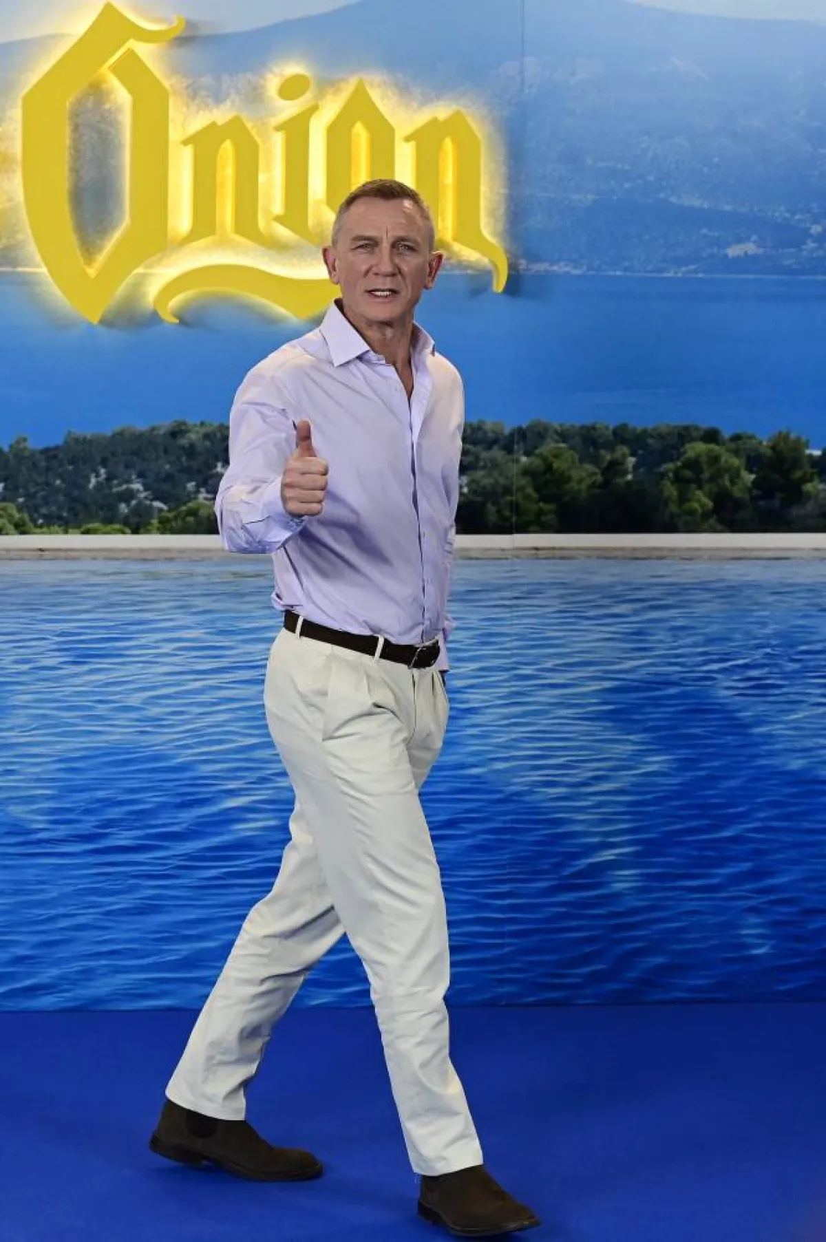 British actor Daniel Craig poses for pictures during a photocall for the premiere of the movie "Glass Onion: a knives out mystery" in Madrid, on October 19, 2022. JAVIER SORIANO / AFP