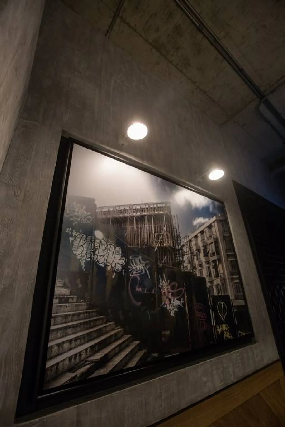 اللمبات الجداريّة تجذب الانتباه إلى اللوحة الفنيّة 