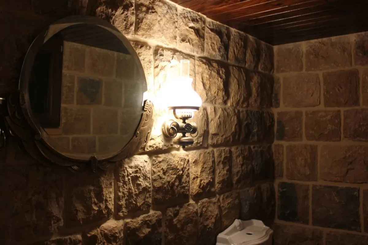 لمبة جداريّة مُستخدمة في تصميم الحمّام