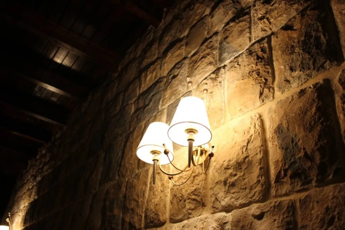 الجدار الحجري مضاء بصورة مميّزة