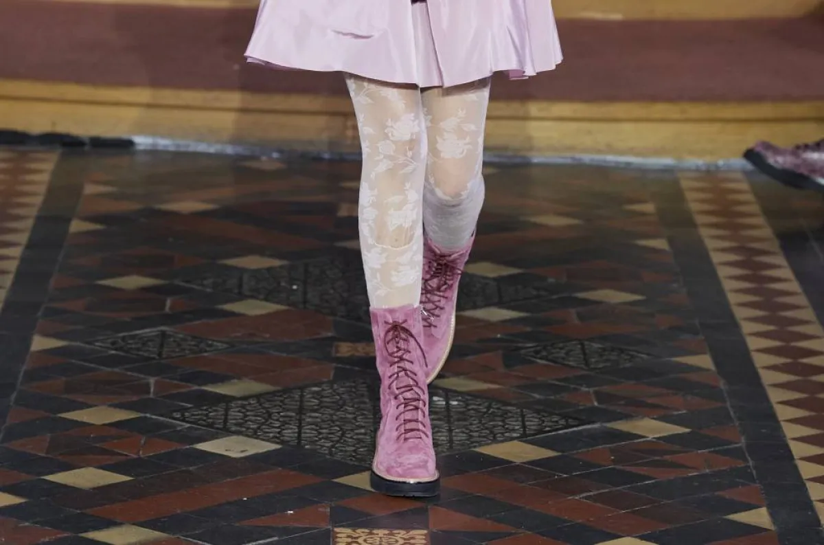 موديلات أحذية باللون الوردي