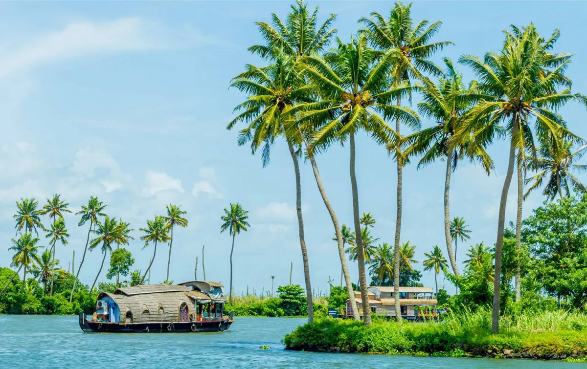 لقطة لـ «أليبي» المُلقبة بـ «فينيسيا الشرق»؛ تبدو القوارب المسقوفة 