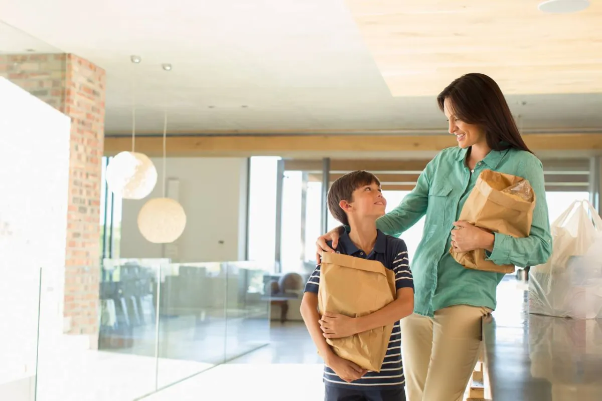 صورة لأم وابنها أثناء التبضع