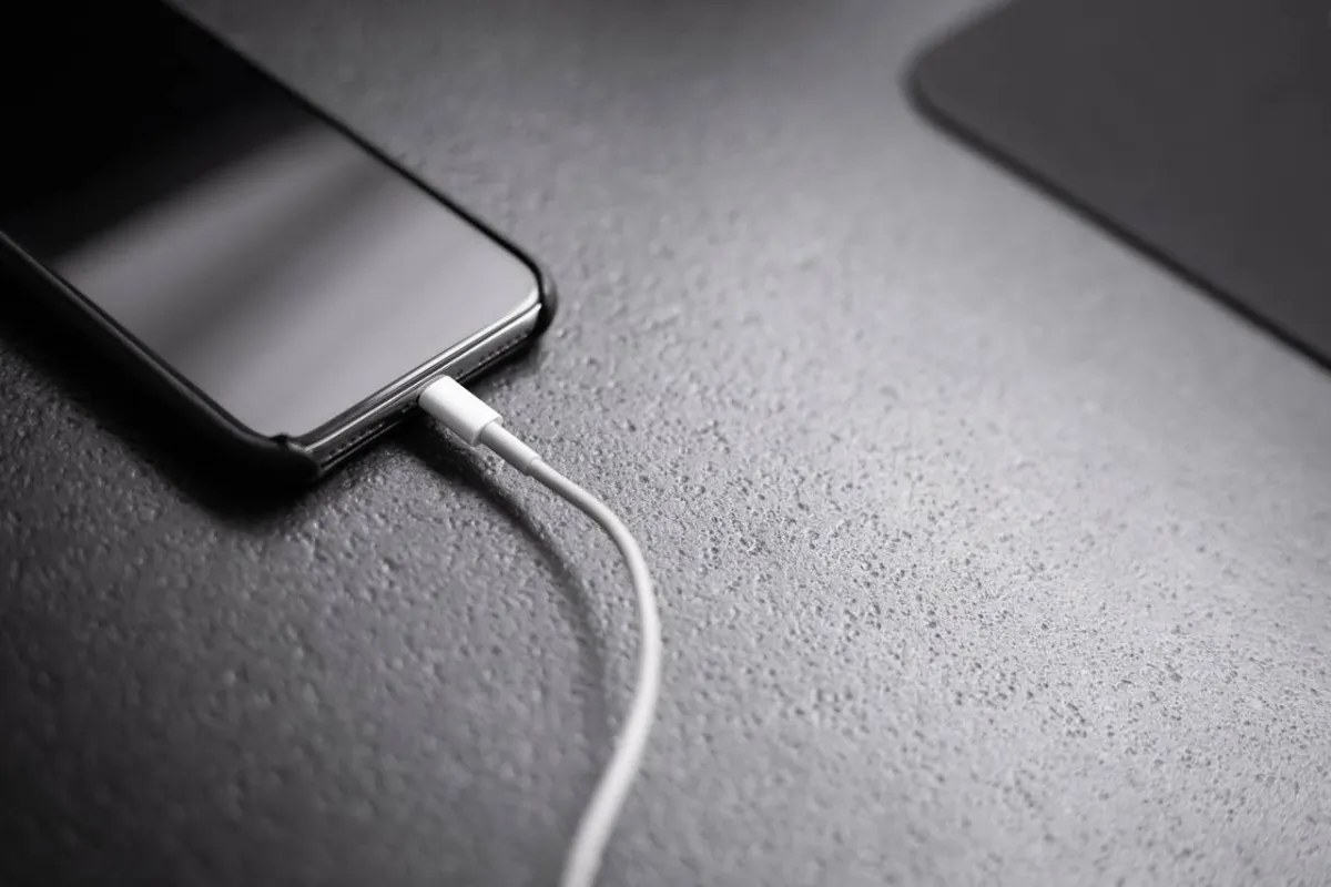 أبل تغيّر أجهزتها إلى منفذ USB-C ابتداءً من 2024 