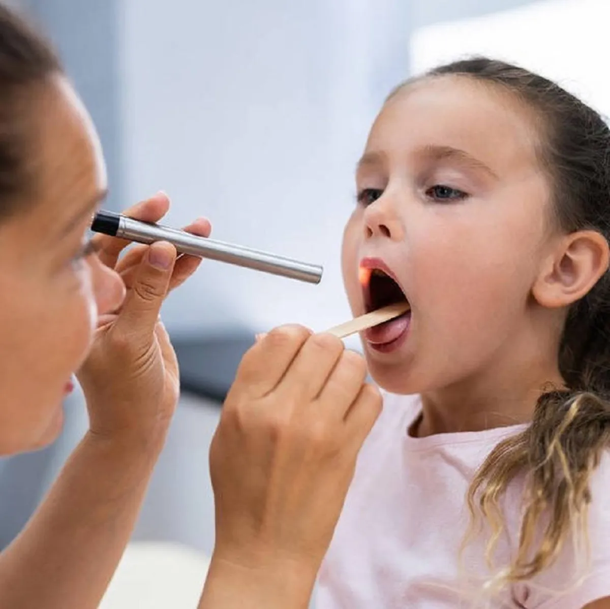 صورة لطفلة وطبيبة