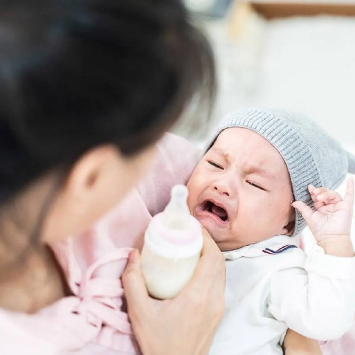 صورة لطفل يرفض زجاجة اللبن