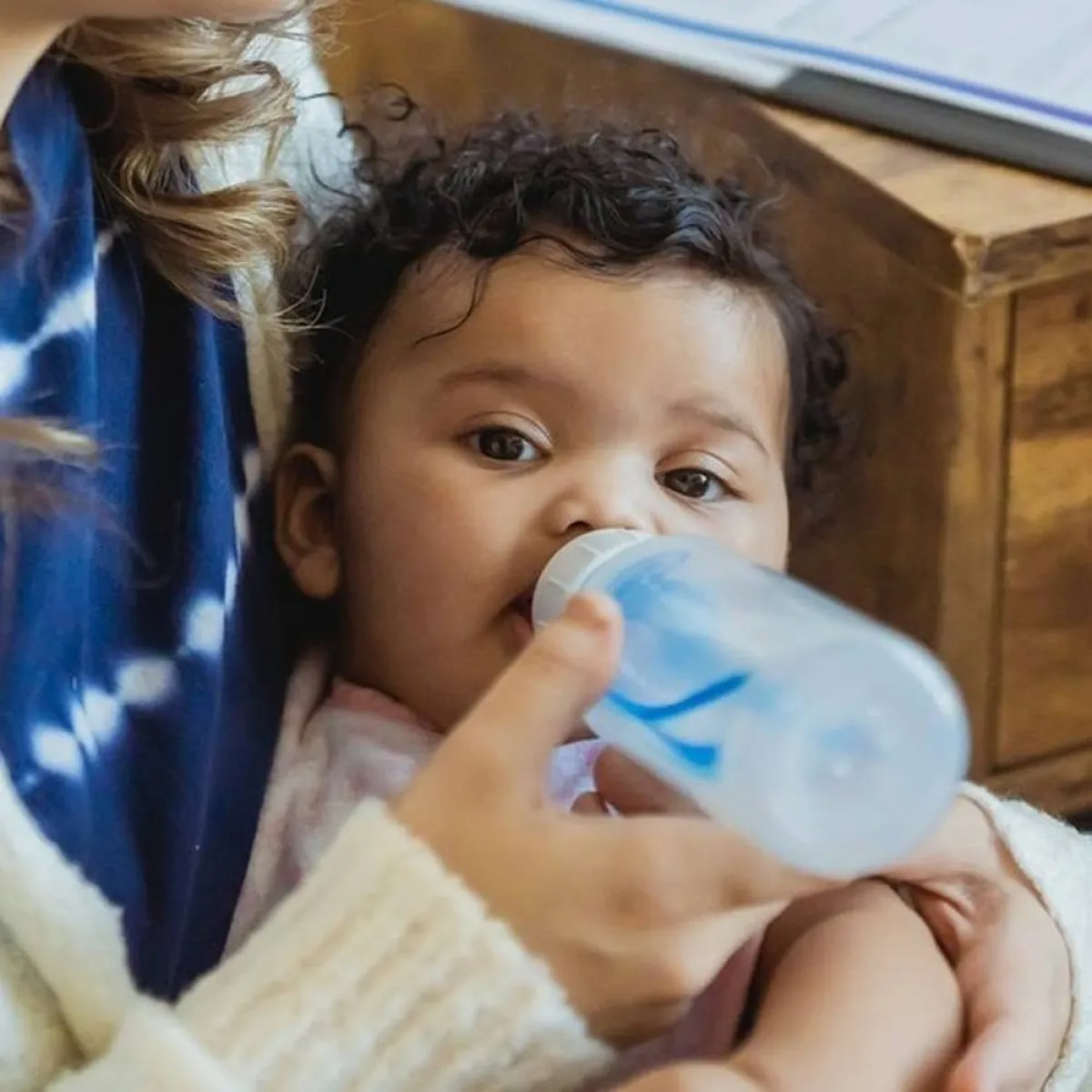 صورة تعبيرية لطفل يشرب حليب الأم